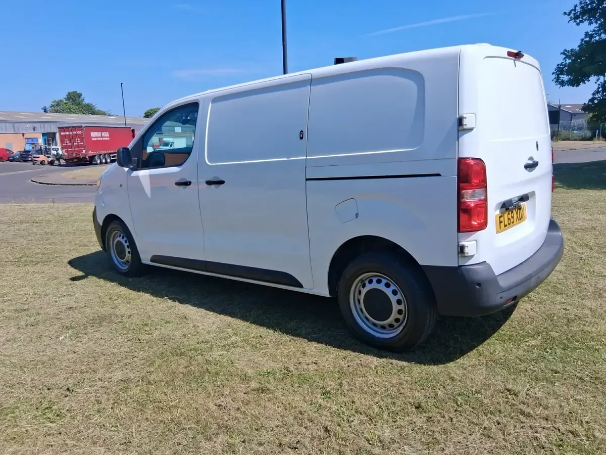 Used Vauxhall Vivaro Edition 100 HP (73 kW) 2019 White MPV