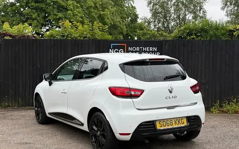 Used Renault Clio Iconic 76 HP (55 kW) 2019 White Hatchback