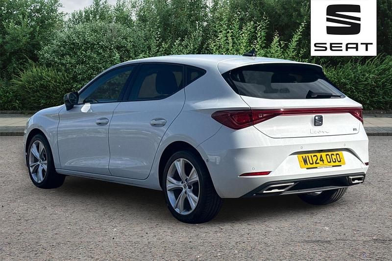 Begagnad Seat Leon FR 150 HK (110 kW) 2024 Vit Halvkombi