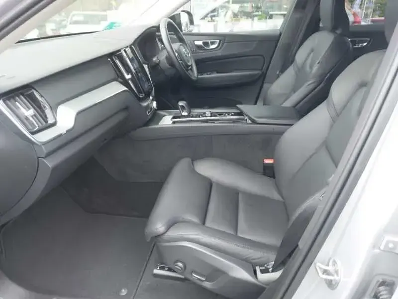 Used Volvo XC60 Plus 197 HP (144 kW) 2023 Silver SUV