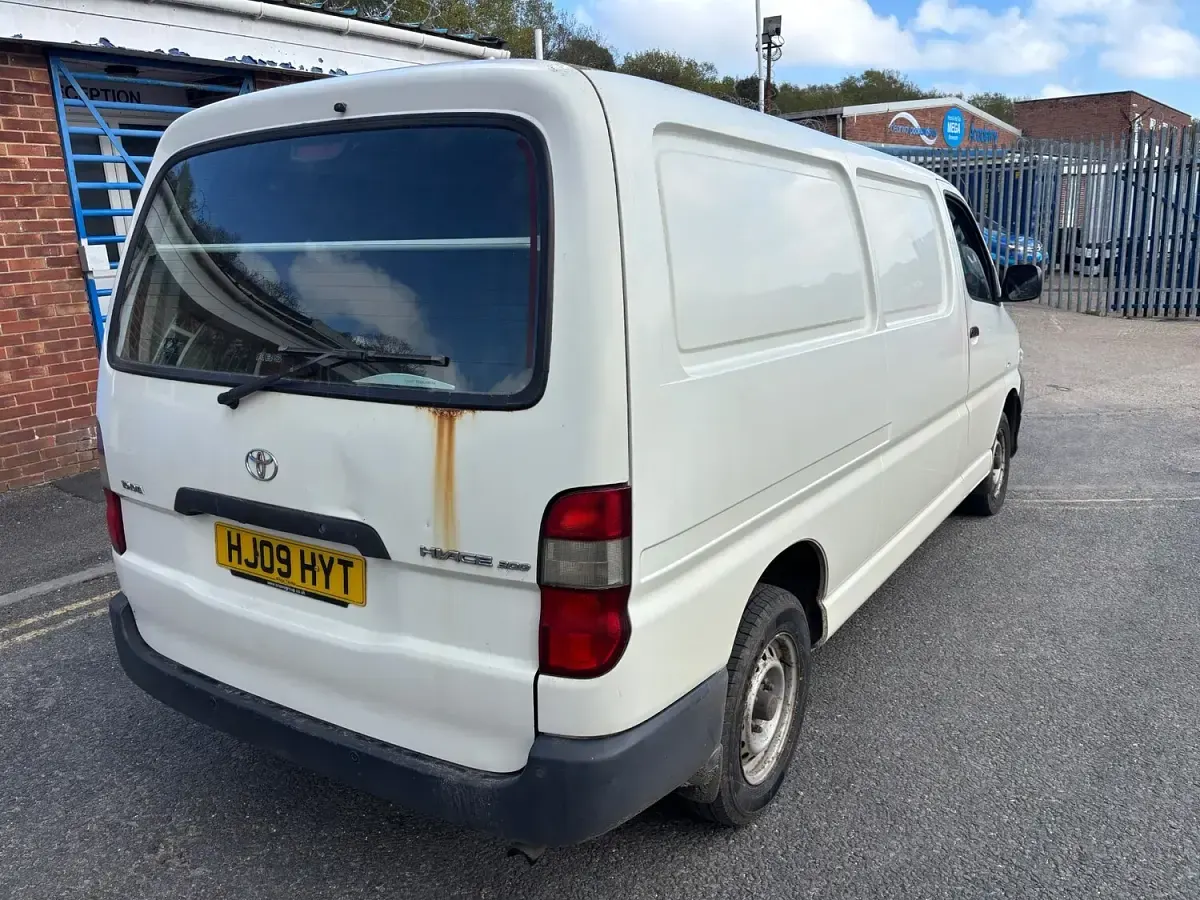 Used Toyota HiAce 120 HP (88 kW) 2009 White Van