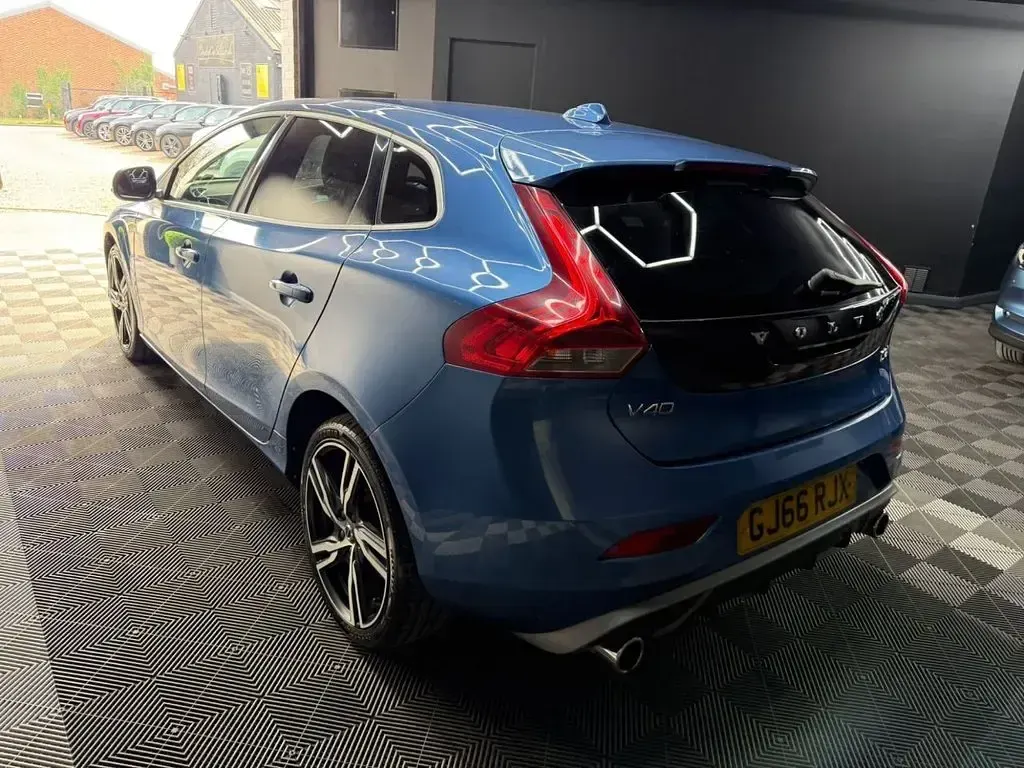 Used Volvo V40 R-Design Pro 120 HP (88 kW) 2016 Blue Hatchback