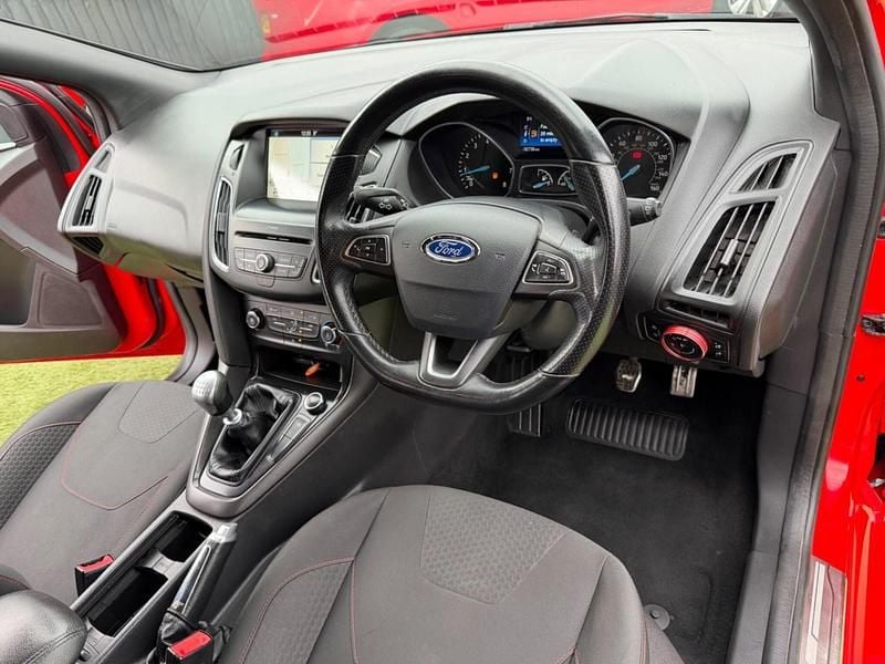 Used Ford Focus ST-Line 150 HP (110 kW) 2017 Red Hatchback