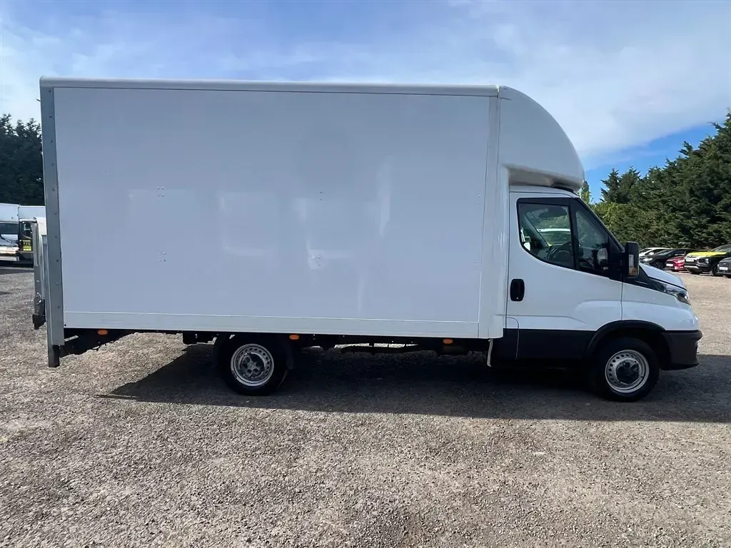 Begagnad Iveco Daily 134 HK (98 kW) 2022 Vit Cab
