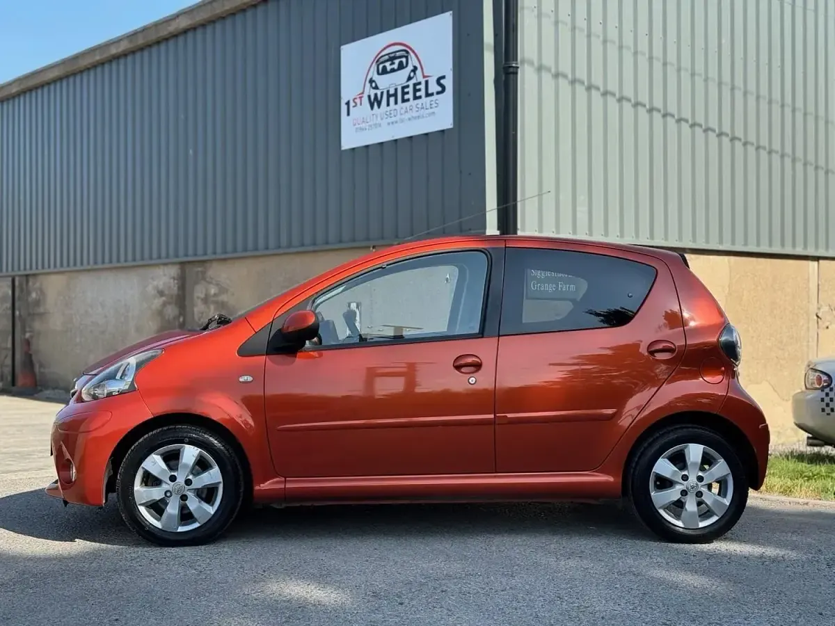 Used Toyota Aygo 68 HP (50 kW) 2012 Orange Hatchback