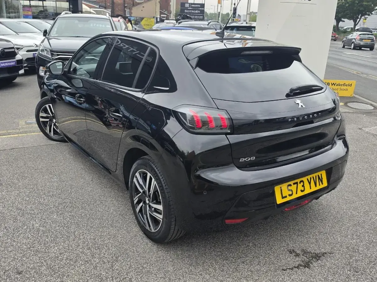 Used Peugeot 208 Allure+ 99 HP (72 kW) 2023 Black Hatchback