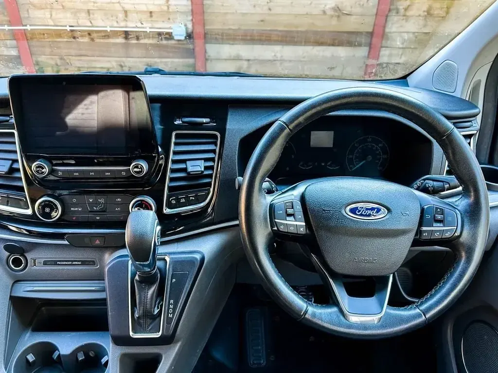Usado Ford Tourneo Titanium 130 CV (95 kW) 2020 Gris Monovolumen