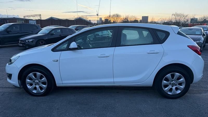 Used Vauxhall Astra Design Edition 2015 White Hatchback