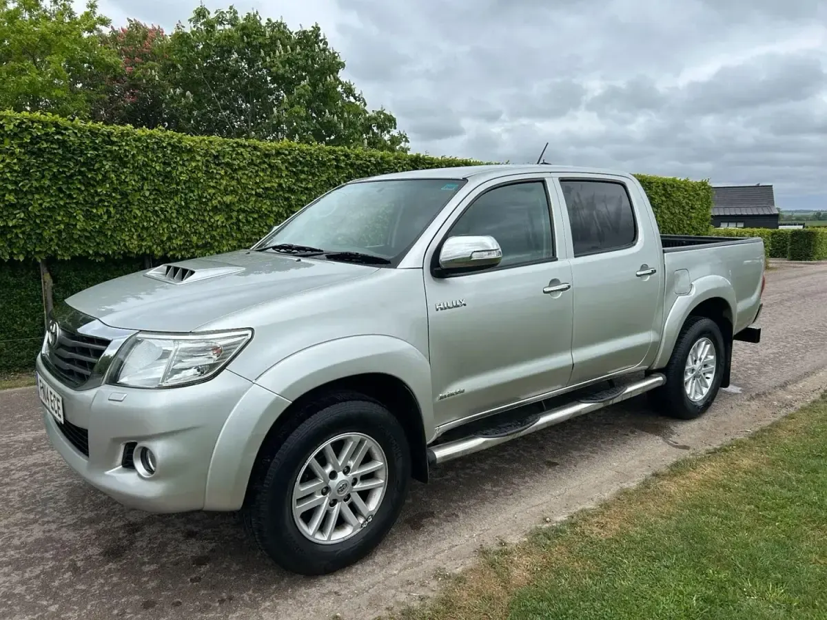 Usado Toyota HiLux 171 CV (125 kW) 2014 Plateado Pickup/Camioneta