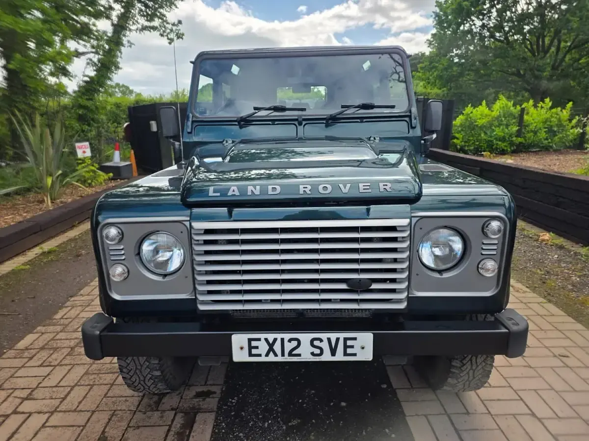Used Land Rover Defender 122 HP (89 kW) 2012 Green Estate