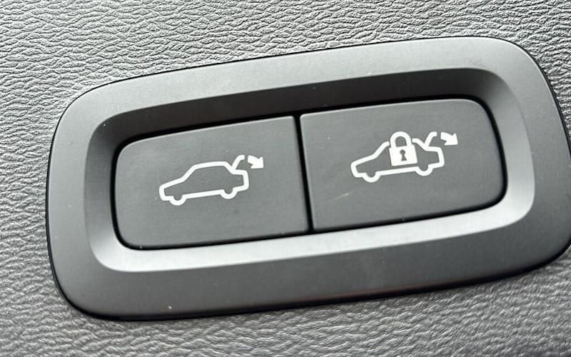 Used 2023 Volvo XC40 Ultimate SUV | £32,199 (Good price) - Image 1/4