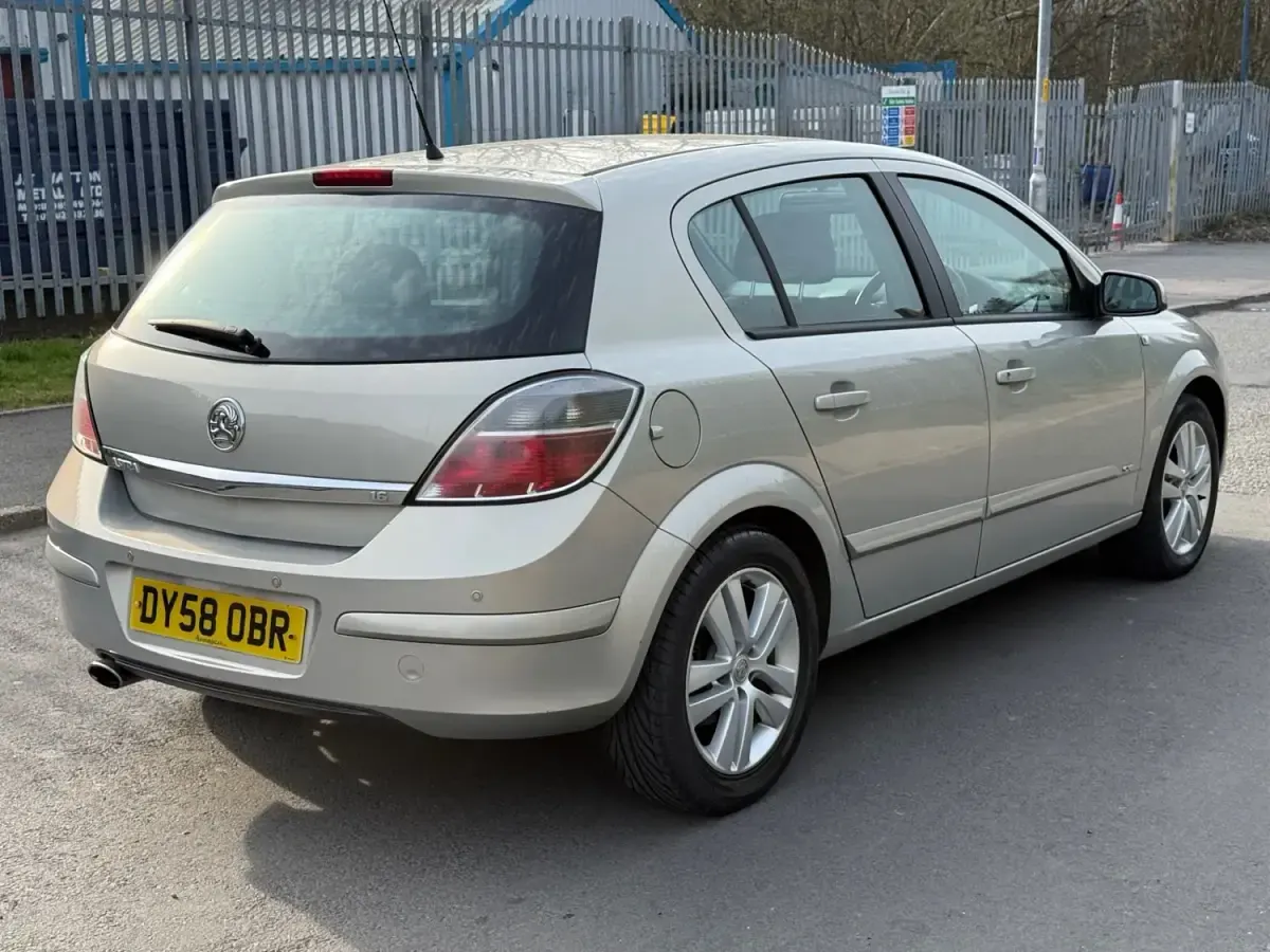 Używany Vauxhall Astra 115 KM (84 kW) 2008 Beżowy Hatchback
