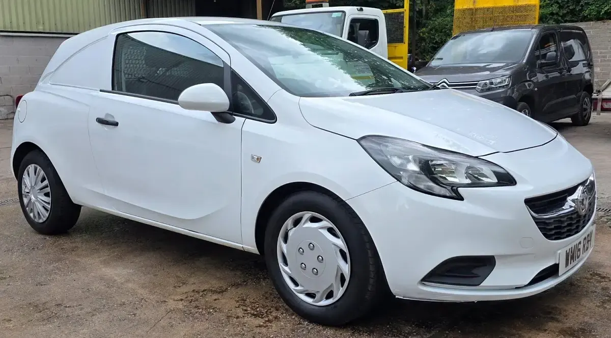 Used Vauxhall Corsa 95 HP (69 kW) 2016 White Hatchback