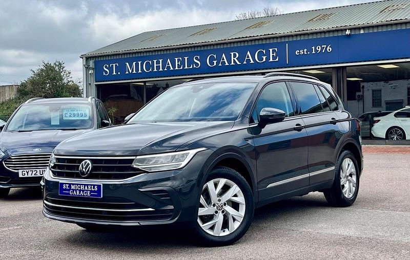Begagnad VW Tiguan Life 2022 Grå SUV