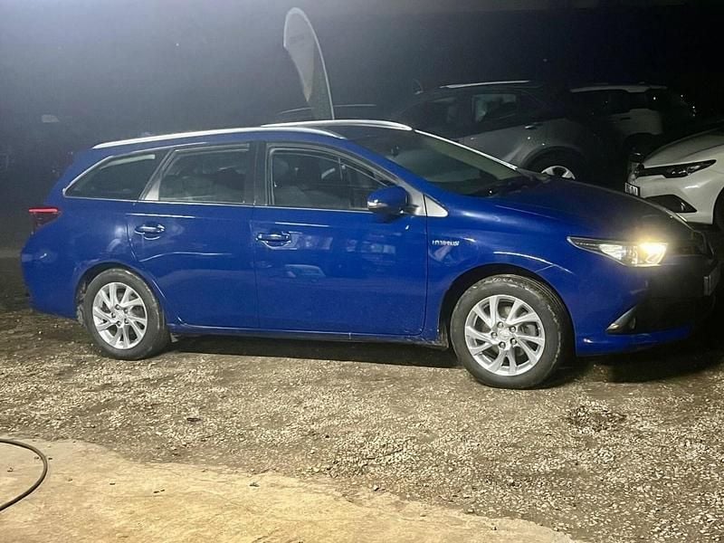 Blue Used 2016 Toyota Auris Hybrid Business Edition Estate | £8,490 (Fair price) - Image 1/4