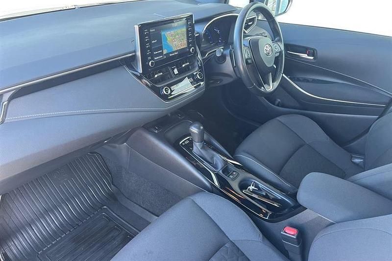 Used Toyota Corolla Design 184 HP (135 kW) 2020 Pure white Hatchback