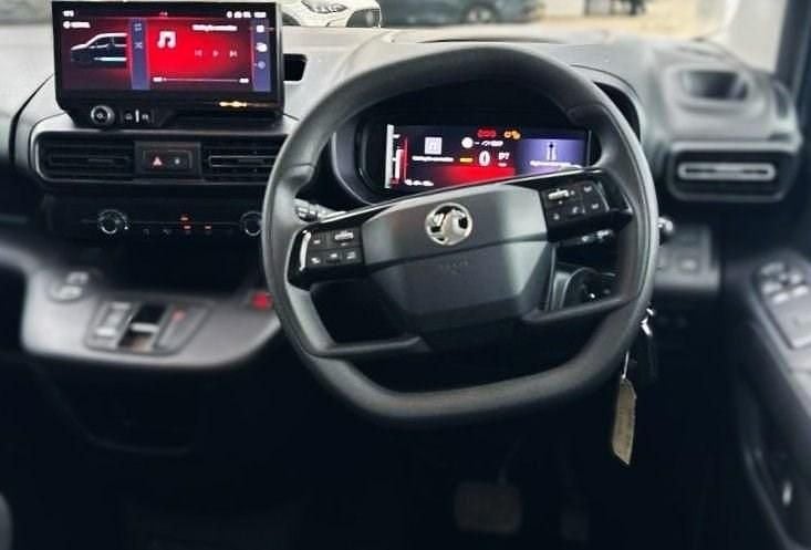 Second-hand Vauxhall Combo Design Edition 100 kW (136 CP) 2024 Albastru Monovolum