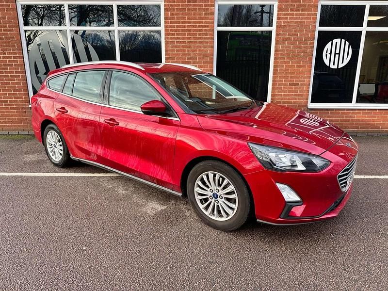 Begagnad Ford Focus Titanium 2022 Röd Kombi