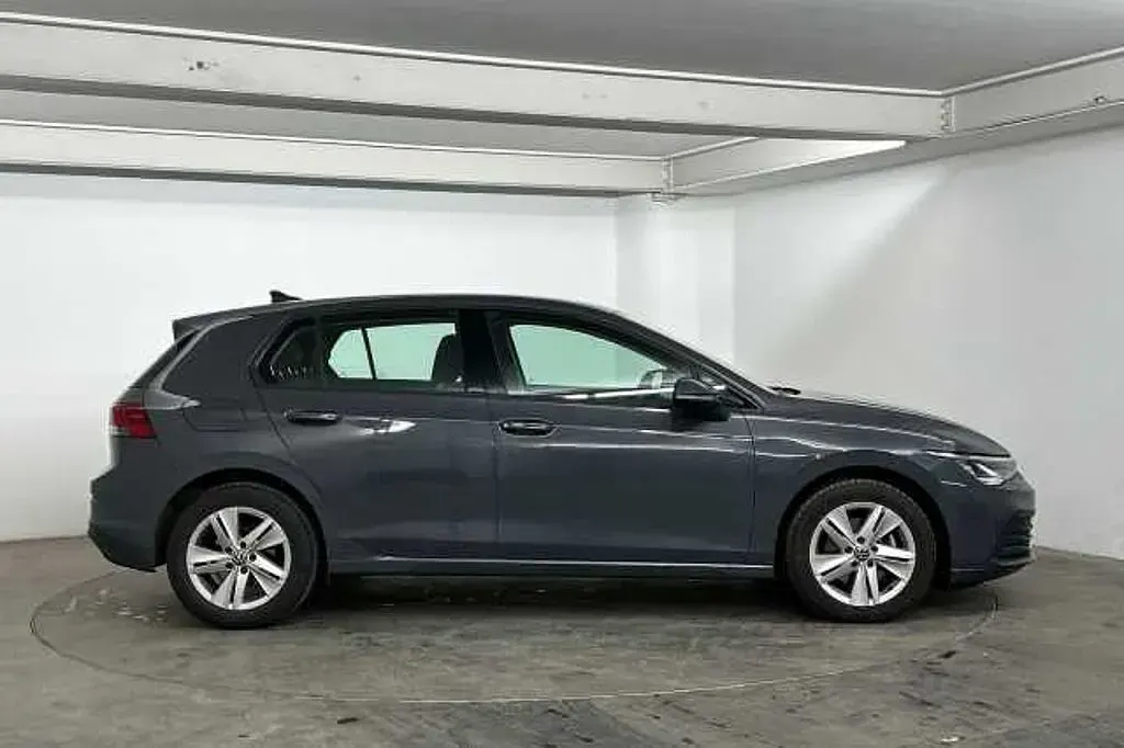 Begagnad VW Golf VIII Life 110 HK (80 kW) 2022 Grå Halvkombi