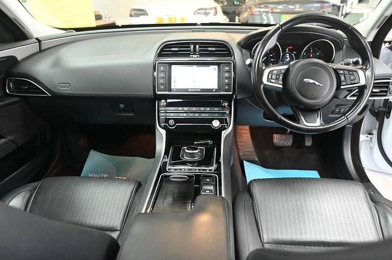 Begagnad Jaguar XE Portfolio 180 HK (132 kW) 2017 Vit Sedan