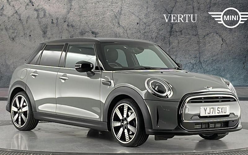 Usado Mini Cooper Exclusive 136 HP (100 kW) 2022 Citadino