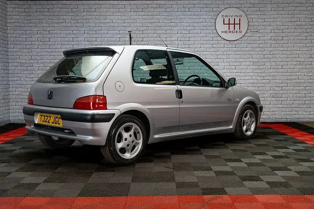 Second-hand Peugeot 106 Quiksilver 85 CP (62 kW) 1999 Argintiu Hatchback