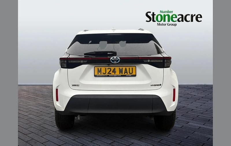 Used Toyota Yaris Cross Design 113 HP (83 kW) 2024 White SUV
