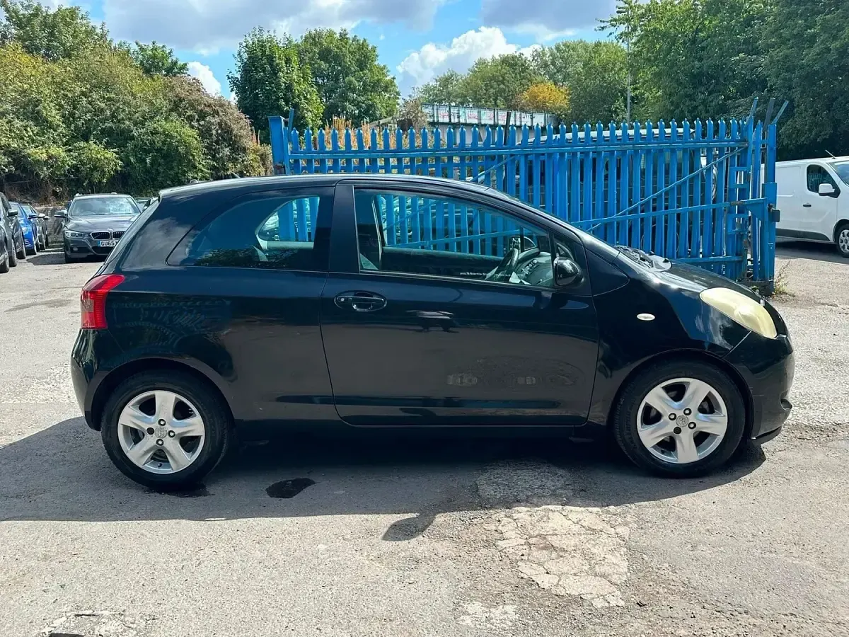 Used Toyota Yaris 85 HP (62 kW) 2007 Black Hatchback