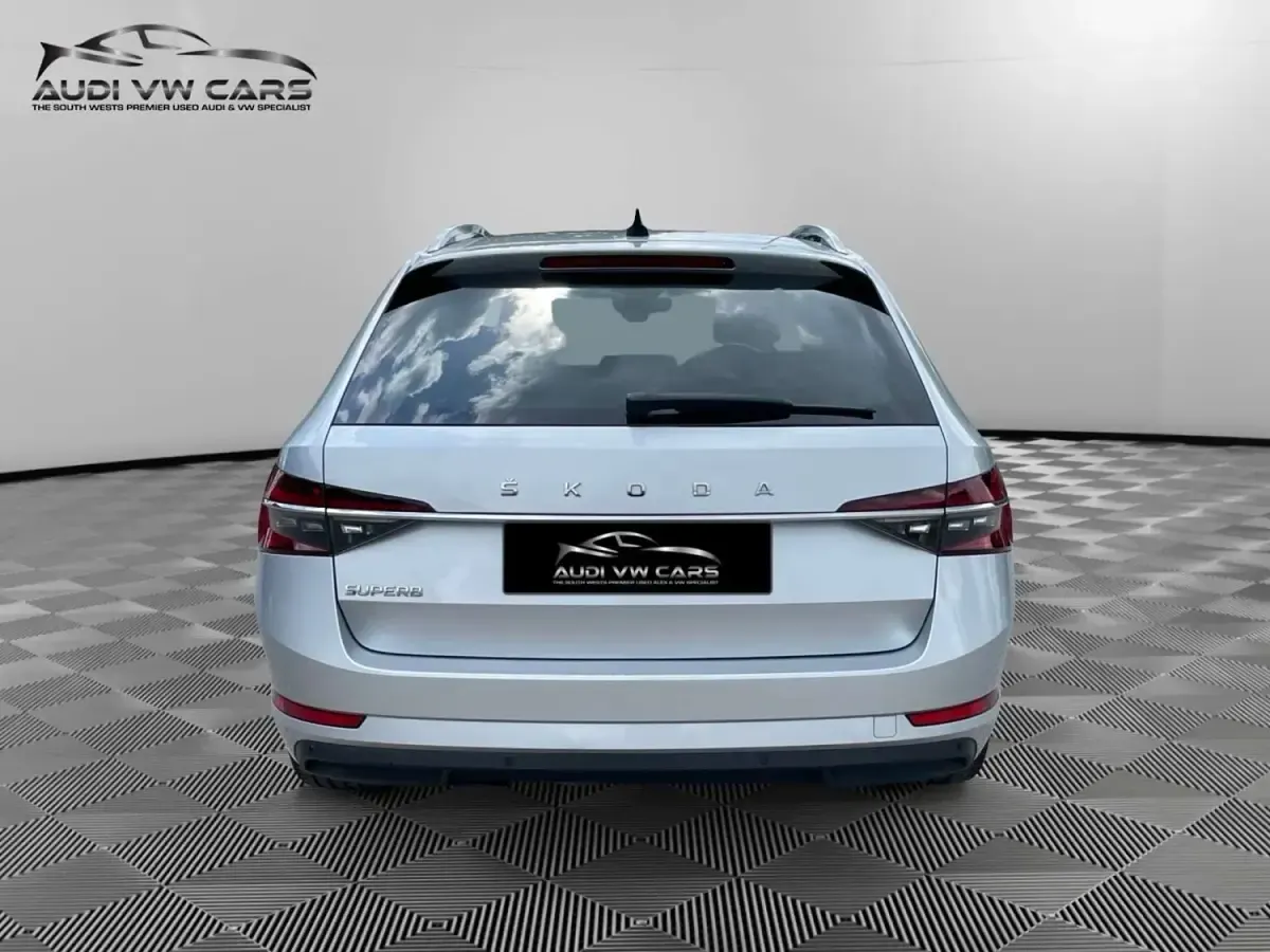 Usado Skoda Superb SE L 150 CV (110 kW) 2020 Plateado Familiar