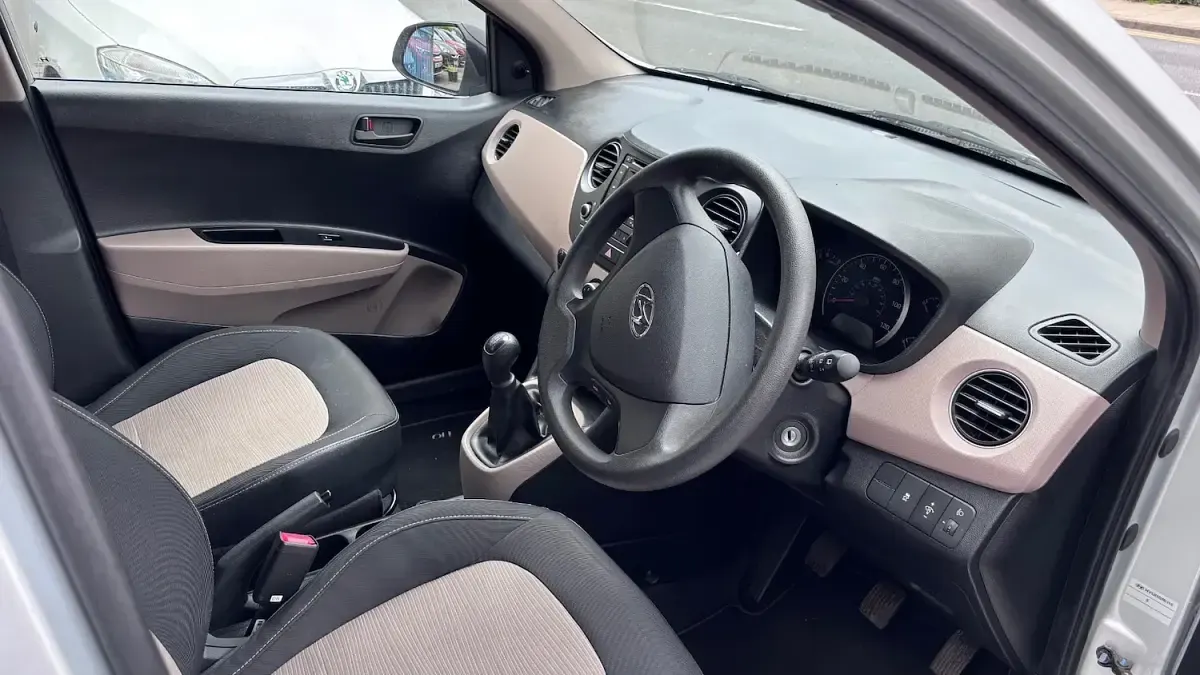 Used Hyundai i10 67 HP (49 kW) 2014 Silver Hatchback