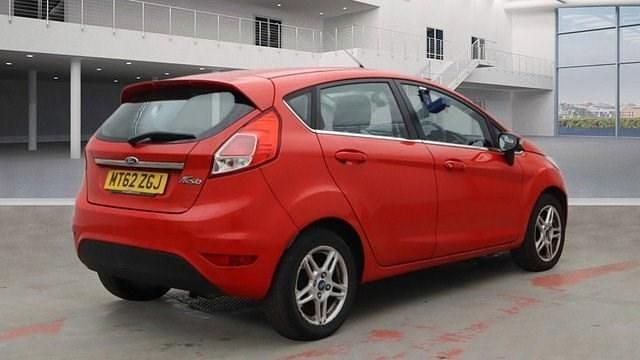 Usado Ford Fiesta Zetec 82 HP (60 kW) 2013 Vermelho Citadino