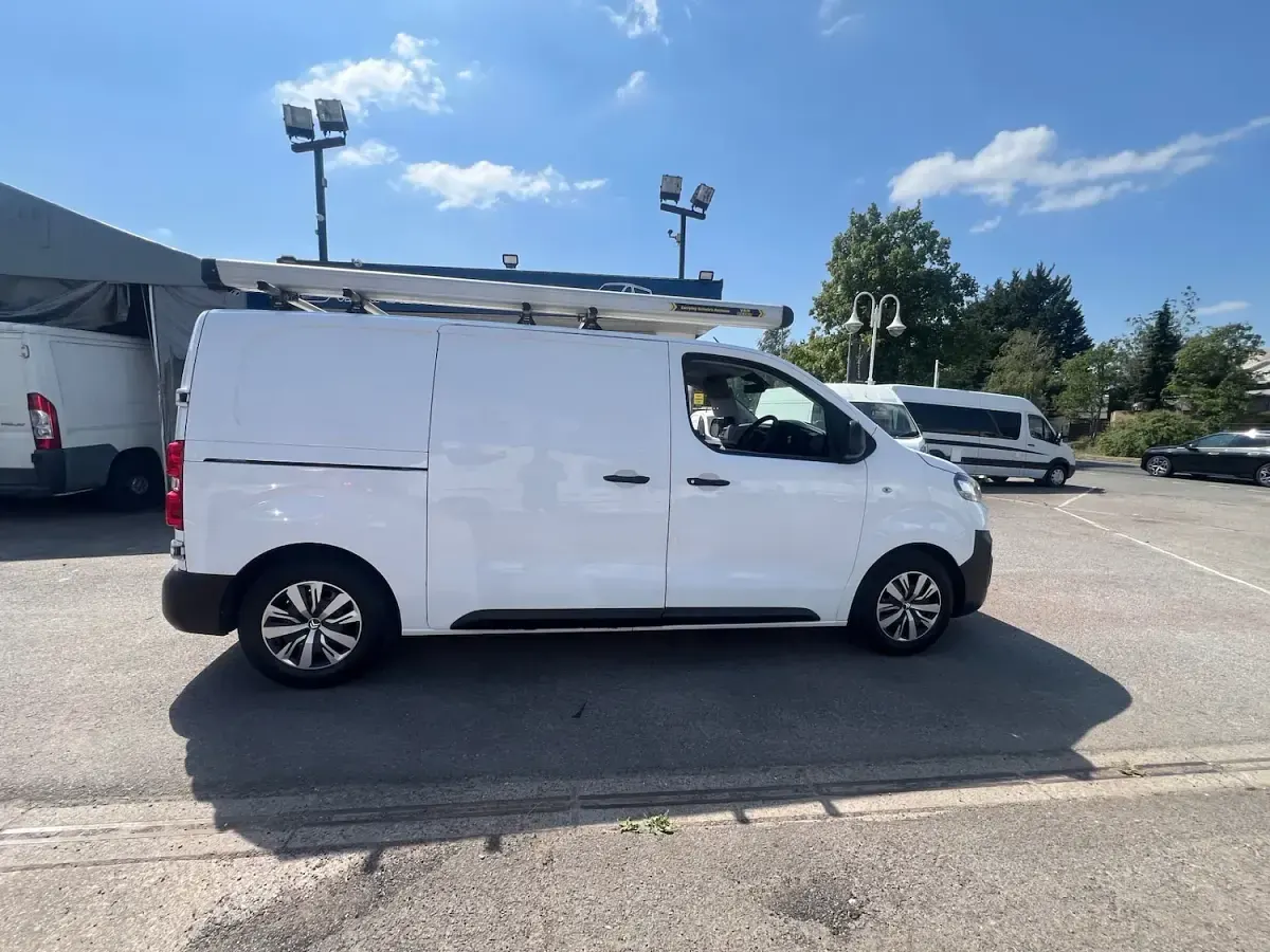 Used Citroën Dispatch 100 HP (73 kW) 2019 White MPV