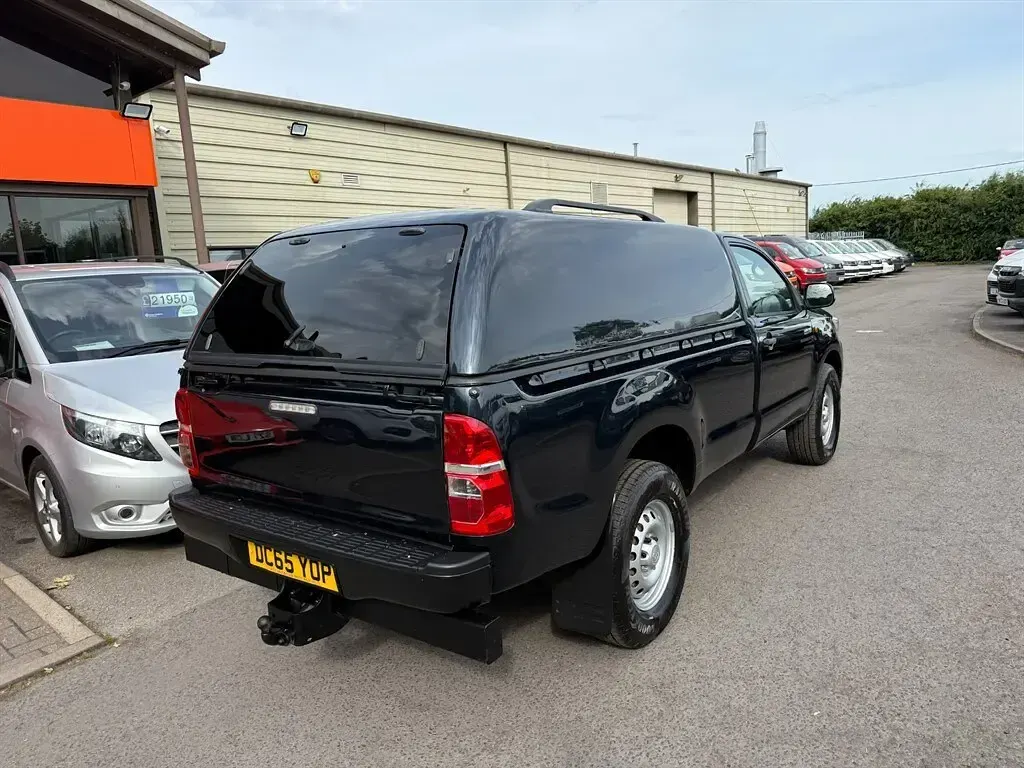 Used Toyota HiLux Active 150 HP (110 kW) 2016 Black Pickup
