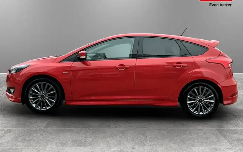 Used Ford Focus ST-Line 140 HP (102 kW) 2017 Red Hatchback