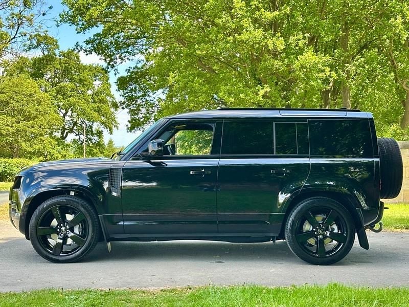 New Land Rover Defender HSE Dynamic 350 HP (257 kW) 2025 Santorini black SUV