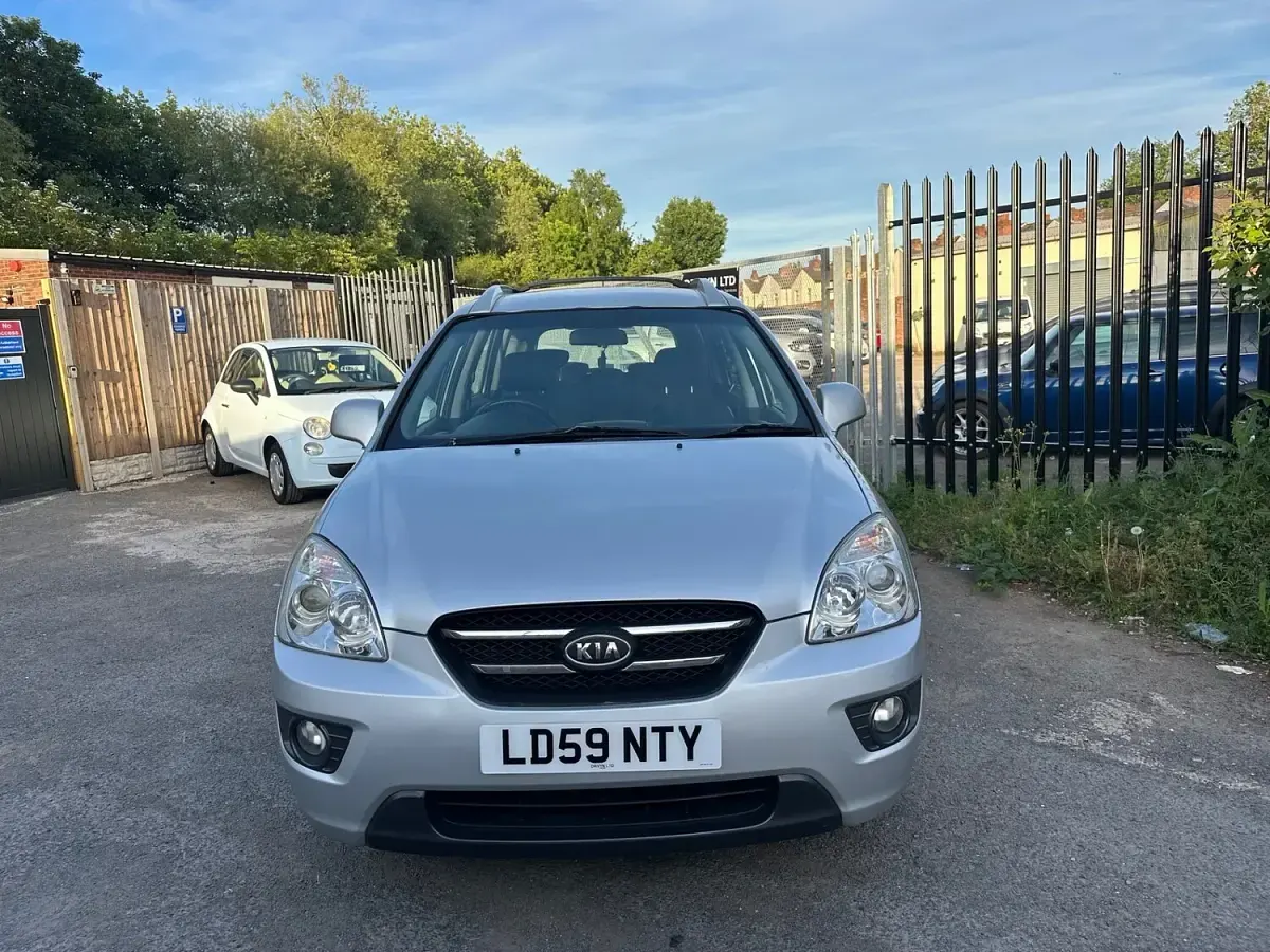 Used Kia Carens 140 HP (102 kW) 2009 Silver MPV