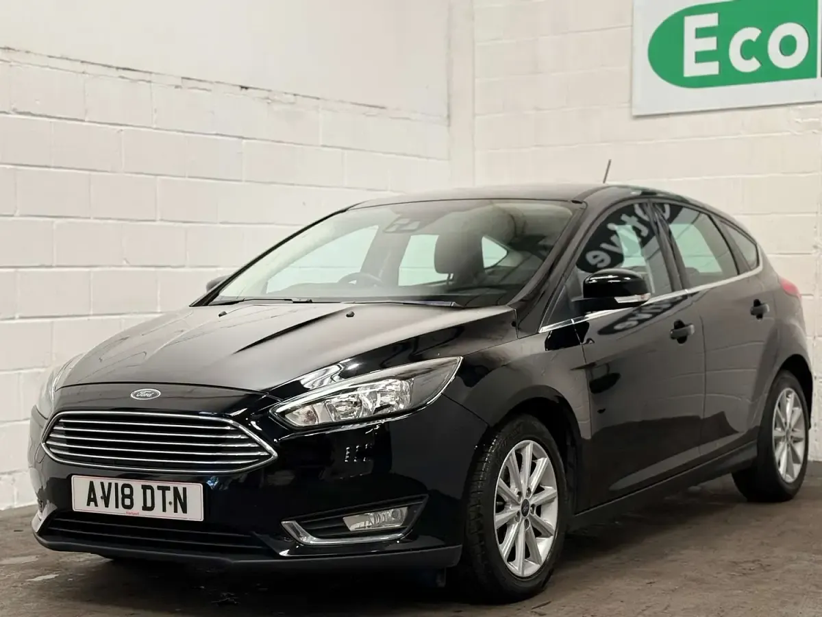Käytetty Ford Focus Titanium 100 HP (73 kW) 2018 Musta Viistoperä