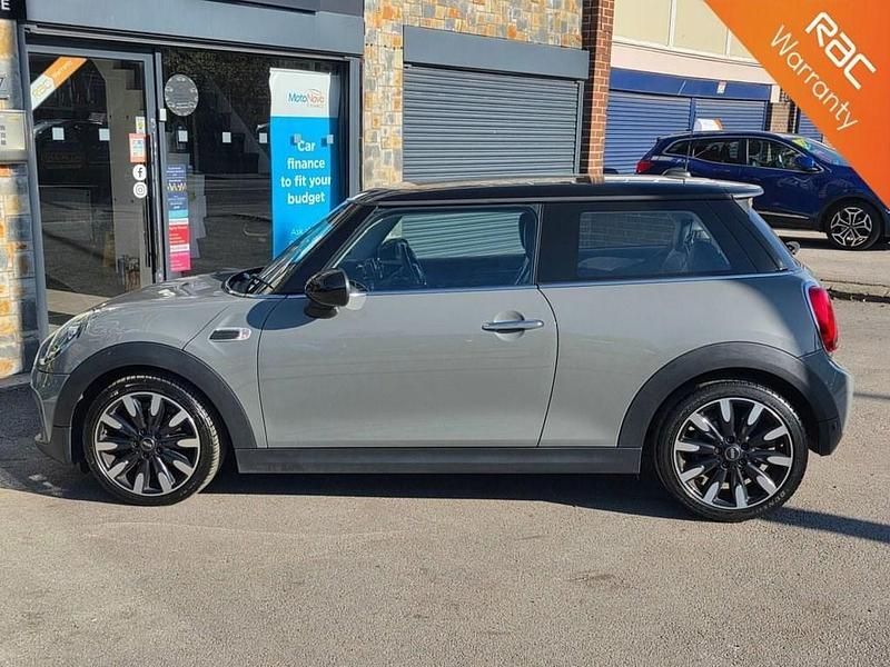 Usado Mini Cooper Exclusive 136 HP (100 kW) 2019 Cinzento Citadino
