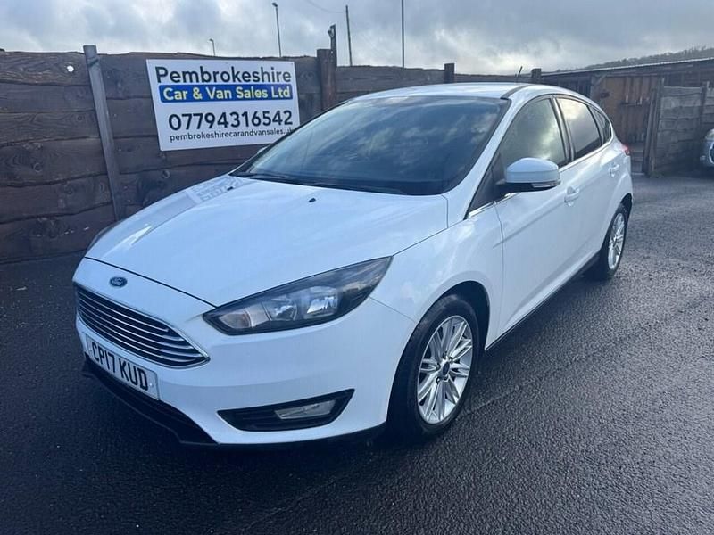Used Ford Focus Zetec 120 HP (88 kW) 2017 White Hatchback