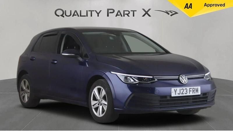 Second-hand VW Golf VIII Life 110 CP (80 kW) 2023 Albastru Hatchback