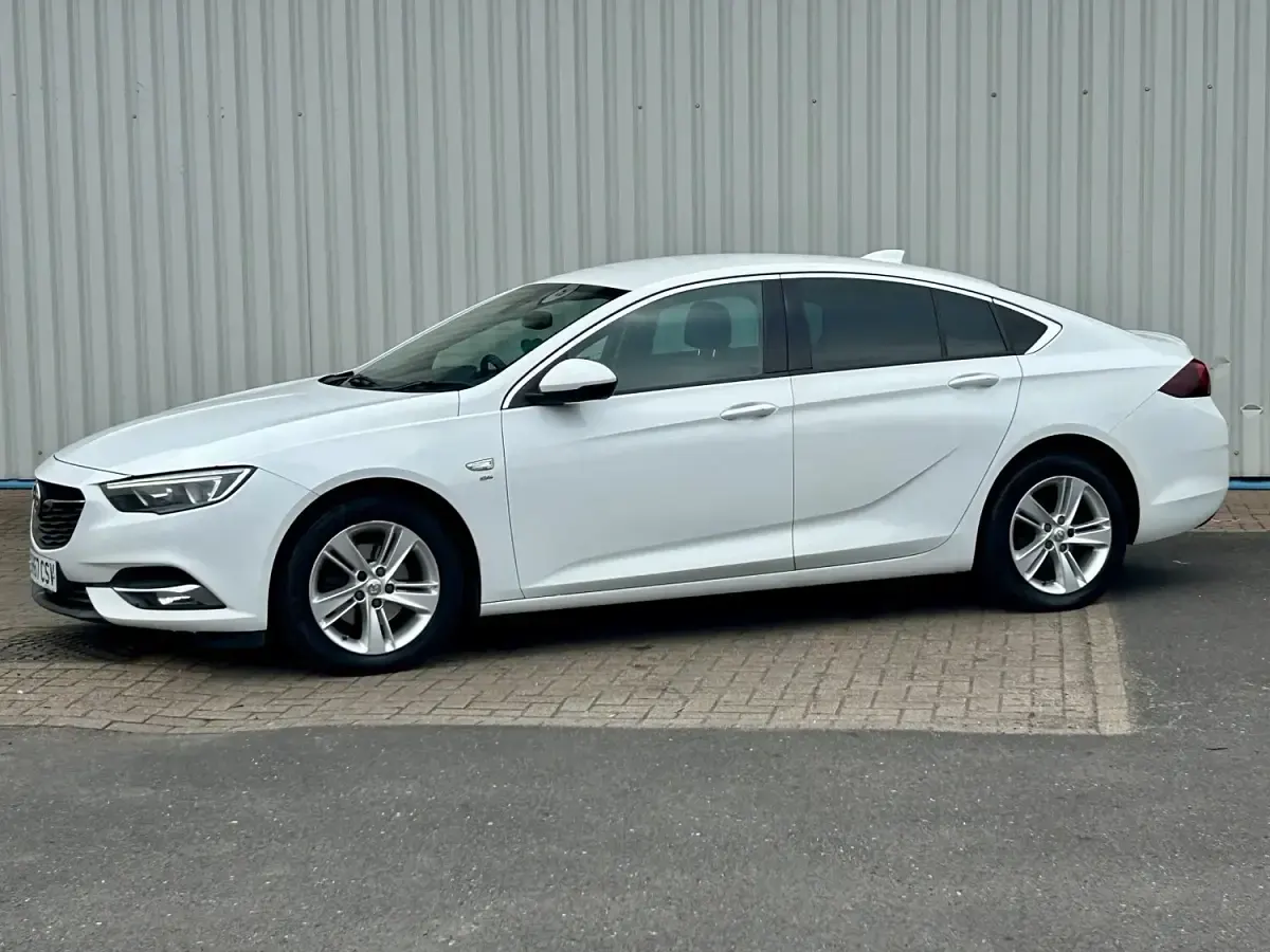 Used Vauxhall Insignia SRi 2017 White Hatchback