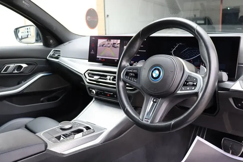 Begagnad BMW 330e M Sport 2023 Vit Sedan