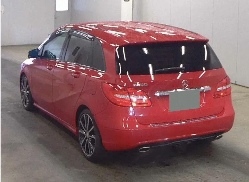 Used Mercedes B180 122 HP (89 kW) 2013 Red Hatchback