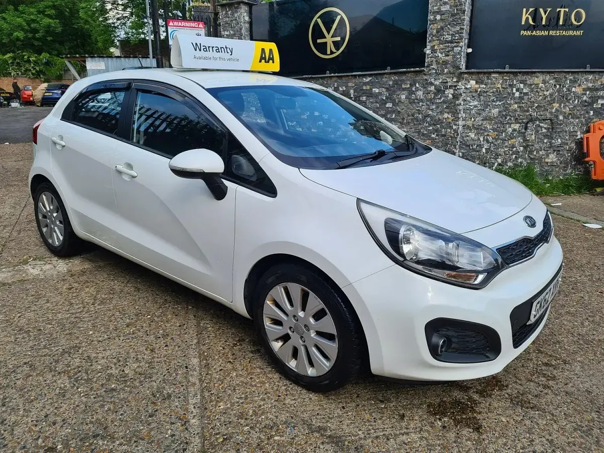 Used Kia Rio 75 HP (55 kW) 2012 White Hatchback