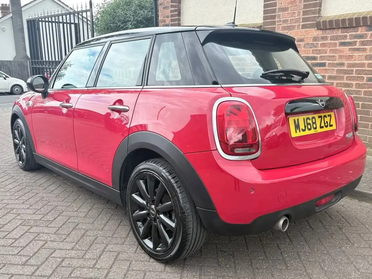 Begagnad Mini Cooper Hatch 2018 Röd Halvkombi