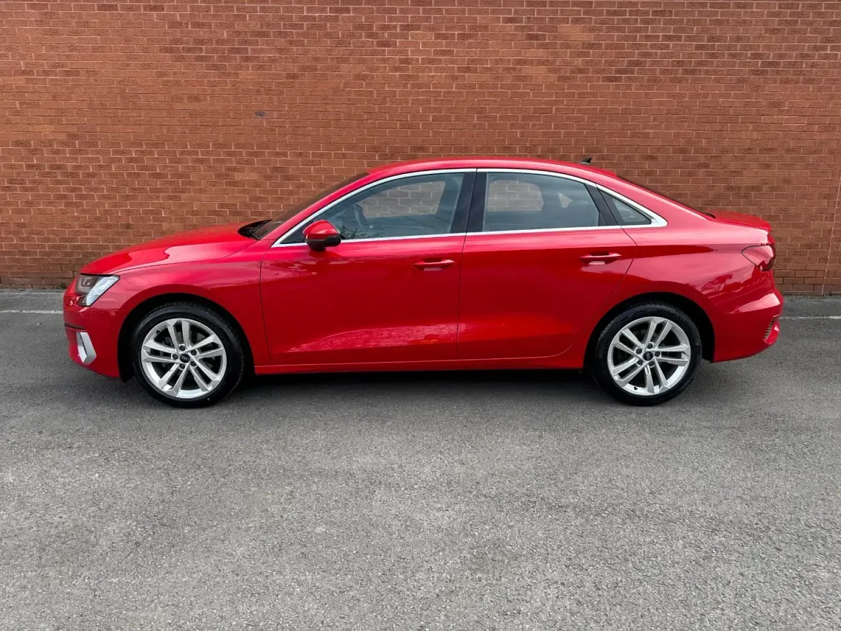 Używany Audi A3 Sport 150 KM (110 kW) 2023 Czerwony Sedan/Limuzyna