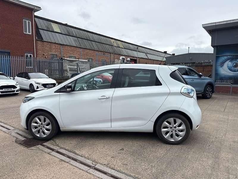 Used Renault Zoe Dynamique 64 kW (88 HP) 2016 White Hatchback