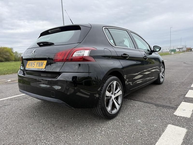 Gebraucht Peugeot 308 Allure 130 PS (95 kW) 2015 Schwarz Kleinwagen