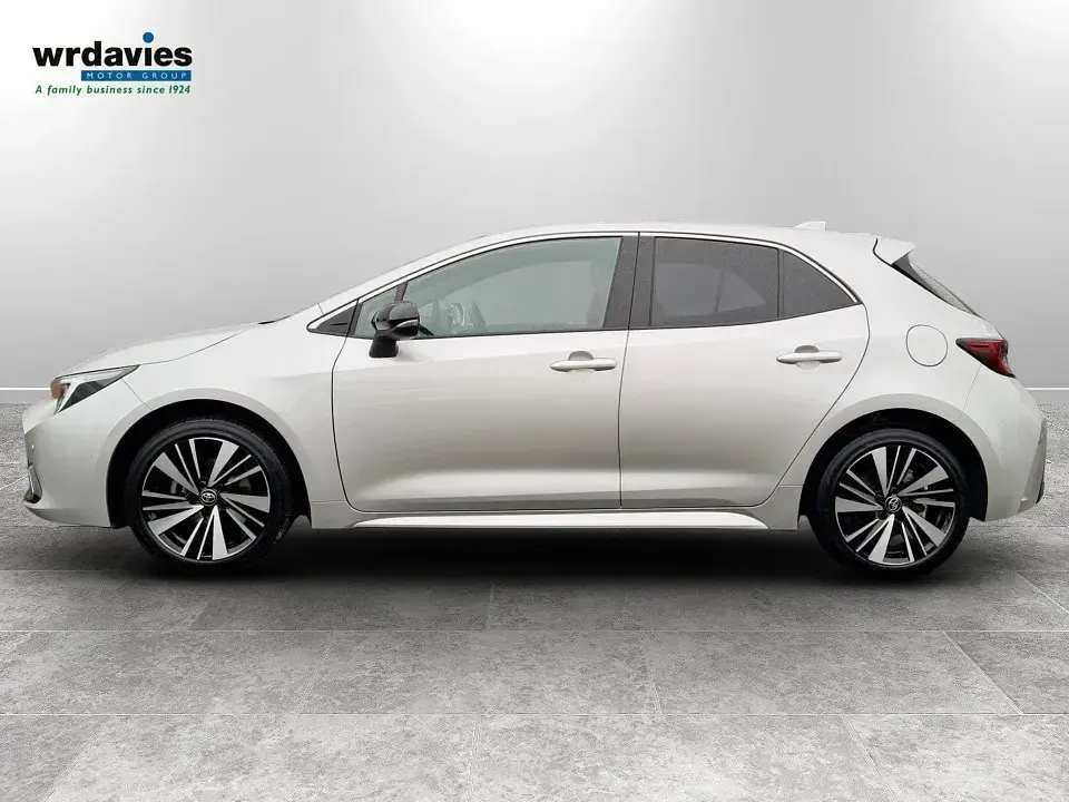 Begagnad Toyota Corolla Design 140 HK (102 kW) 2025 Silver Halvkombi