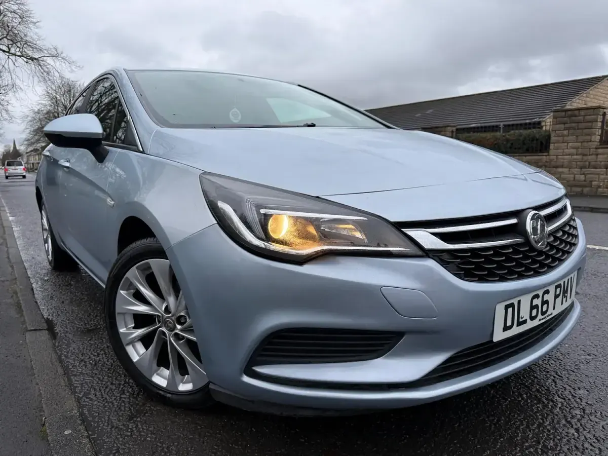 Gebraucht Vauxhall Astra Design Edition 125 PS (91 kW) 2016 Silber Kleinwagen
